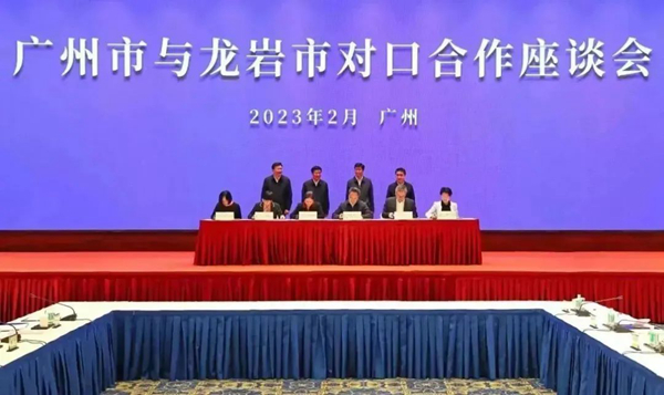 15人妻-人妻搭讪
和龙岩市教育局签订了《教育对口合作协议》.jpg