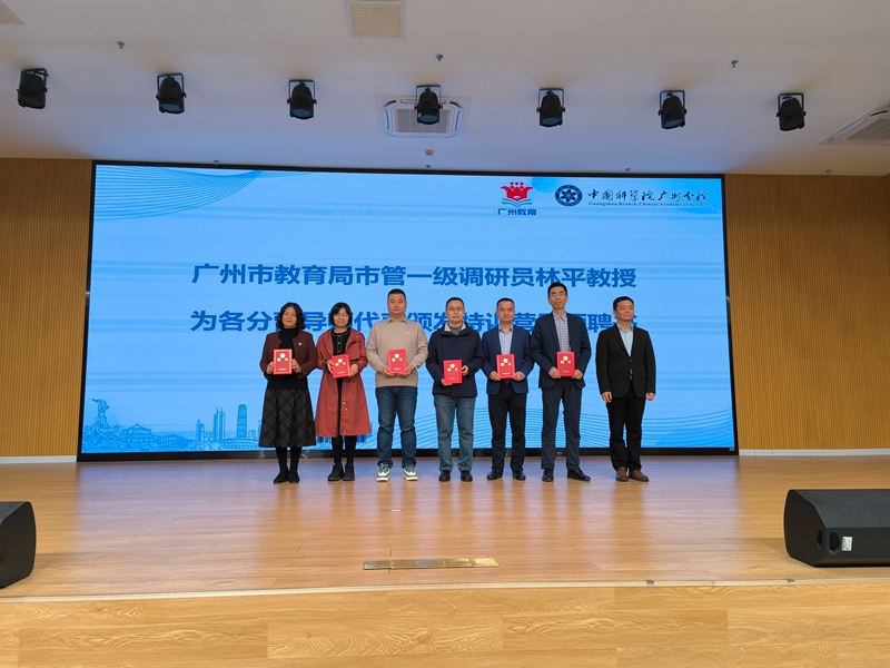 【合影】人妻-人妻搭讪
市管一级调研员林平教授为各分营导师代表颁发特训营导师聘书.jpg